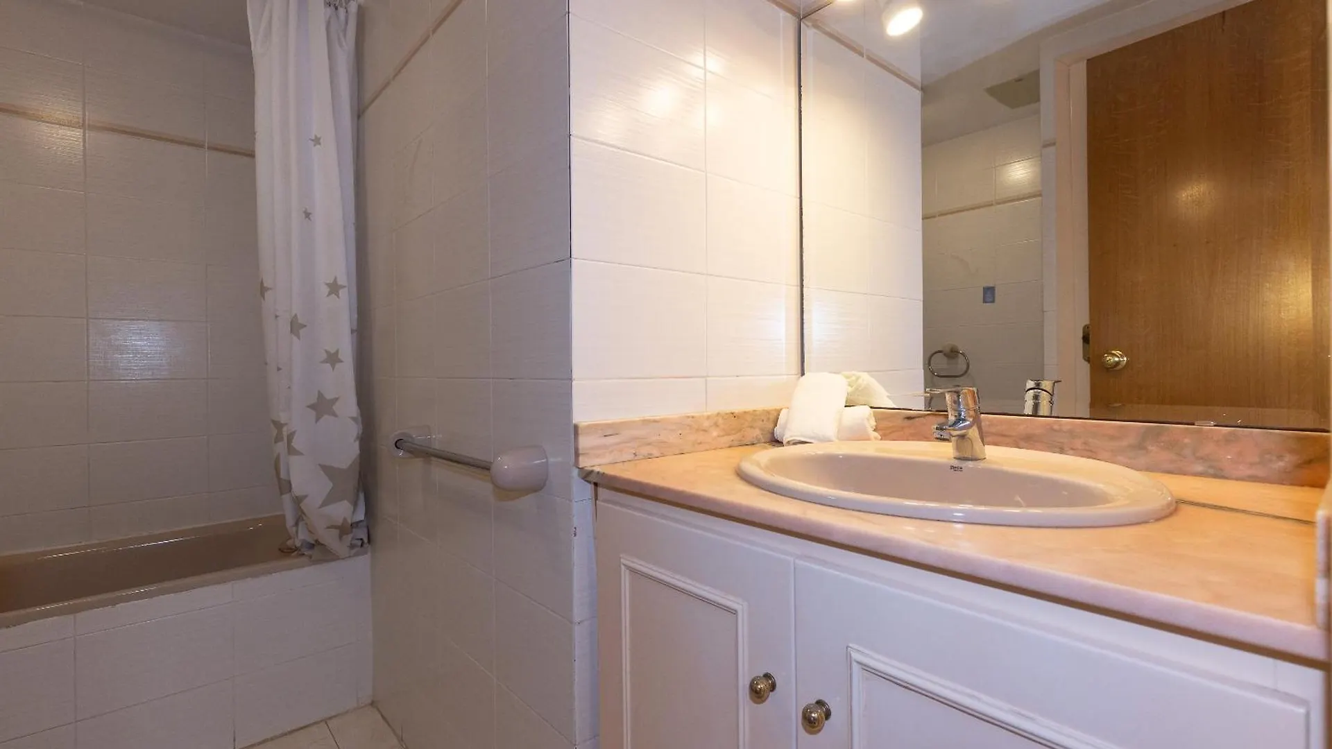 Uhc Txingudi Apartments Камбрильс Испания